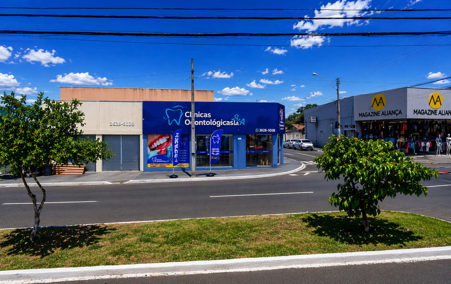 Fachada azul da Clínica Odontológica L&A