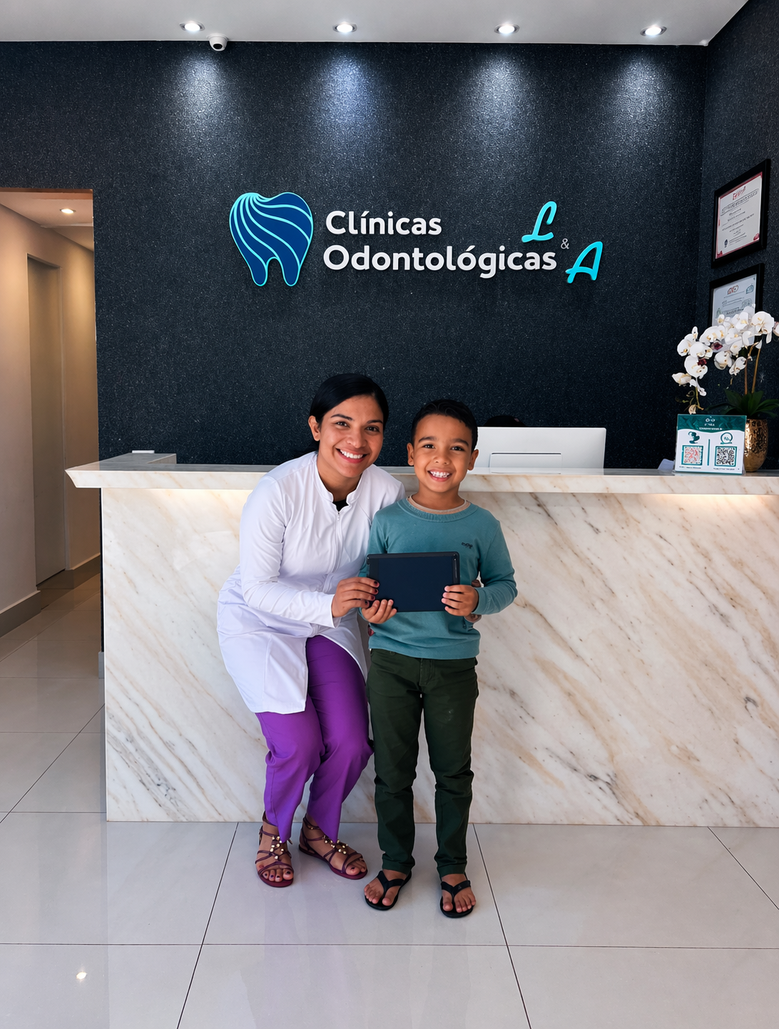 Paciente sorrindo após atendimento odontológico